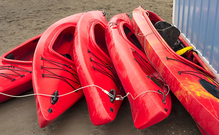 紅色顏料著色的皮劃艇